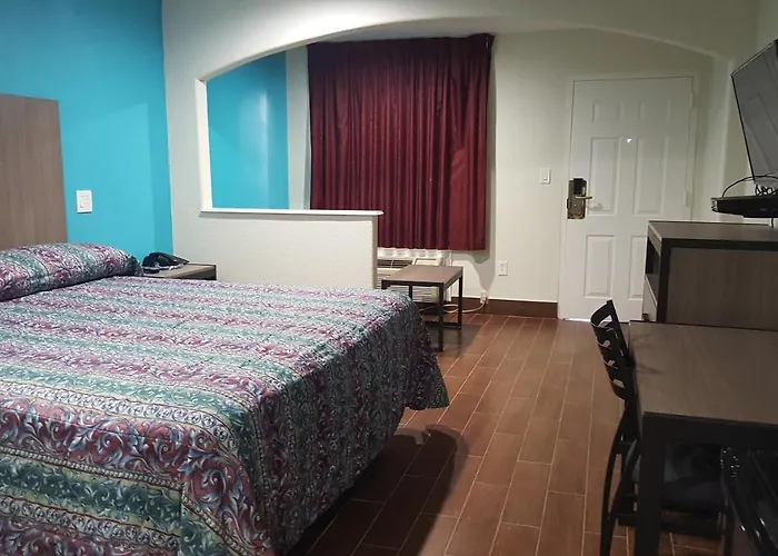 Moonlight Inn & Suites