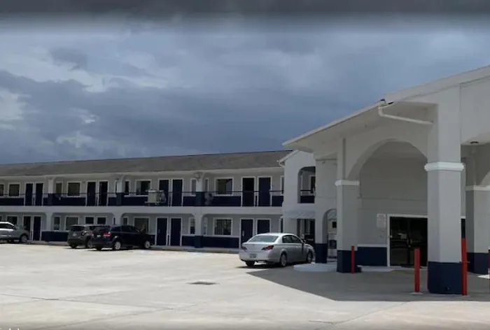 Moonlight Inn & Suites
