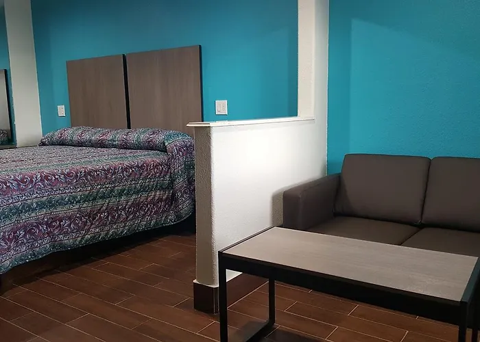 Moonlight Inn & Suites